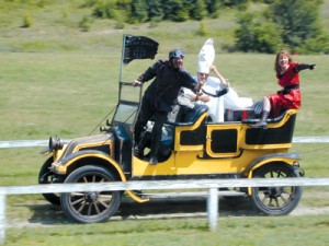 Old Rhinebeck villains flee the “good guys” in a 1909 Renault Touring Car.