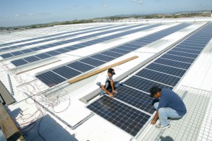 SoCal Solar workers install photovoltaic panels on Jet Source’s Hangar 4, creating the first 100 percent photovoltaic solar powered FBO.