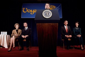 On Dec. 29, 1986, President Ronald Reagan awarded the Presidential Citizen’s Medal to Burt Rutan (next to First Lady Nancy Reagan), Dick Rutan and Jeana Yeager.