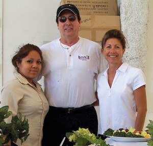 At the 2006 Van Nuys Business Aircraft & Jet Preview, Richard Bier (center) and Isaac’s Café and Catering staff members lived up to their motto, “Exceeding the Expectations of Each Customer.”