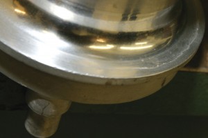 The uneven line running along the right side of the propeller shank is a crack, a common occurrence among older propellers. The only way to find it is to disassemble the propeller hub.